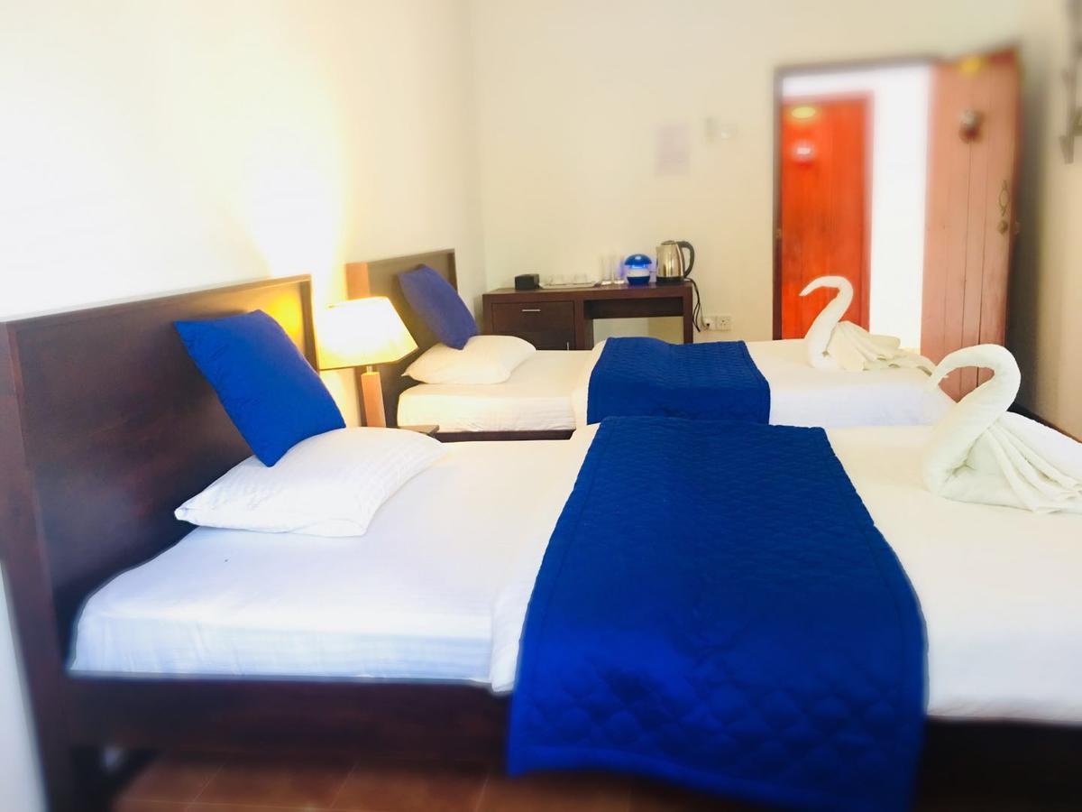 Blue Whale Holiday Hotel Mirissa Szoba fotó